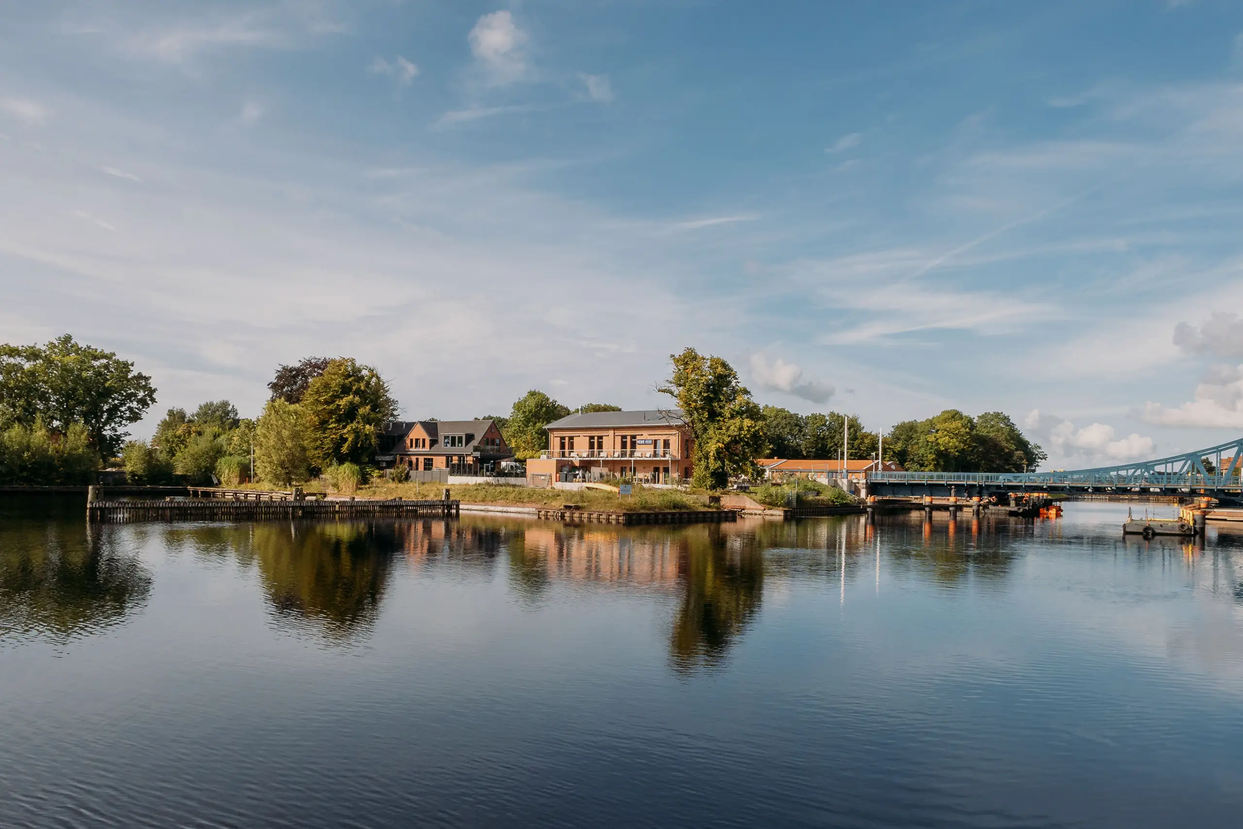 VELUE Außenansicht mit Hafen